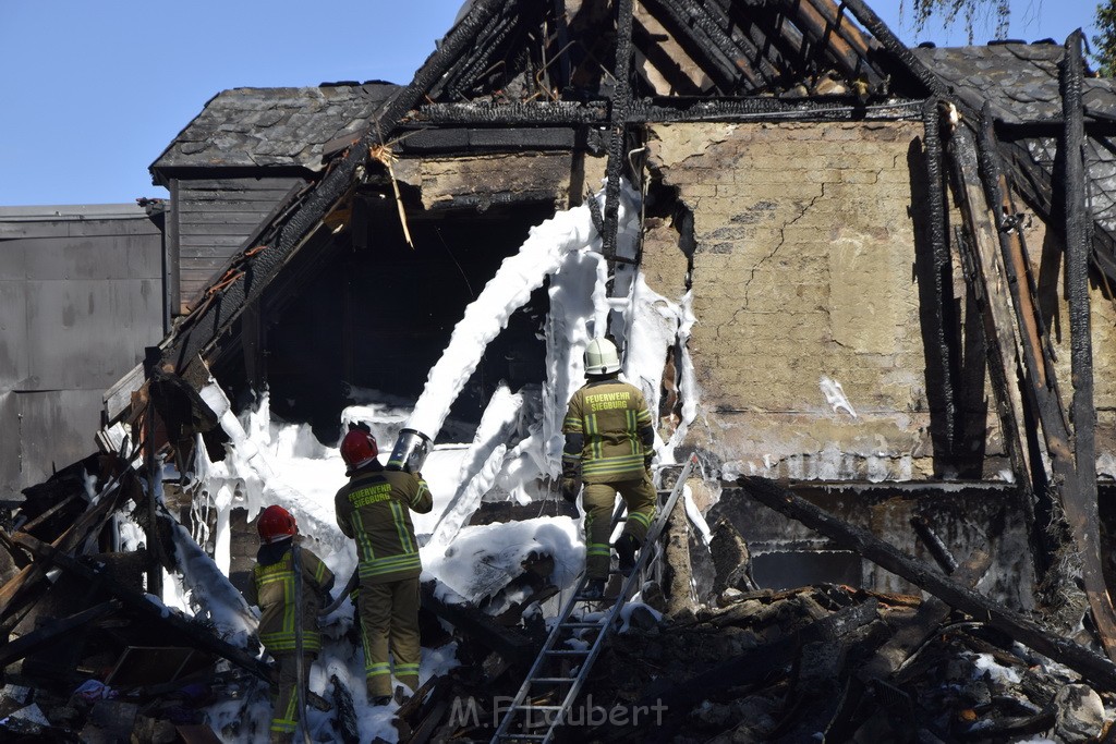 Grossfeuer Einfamilienhaus Siegburg Muehlengrabenstr P1378.JPG - Miklos Laubert